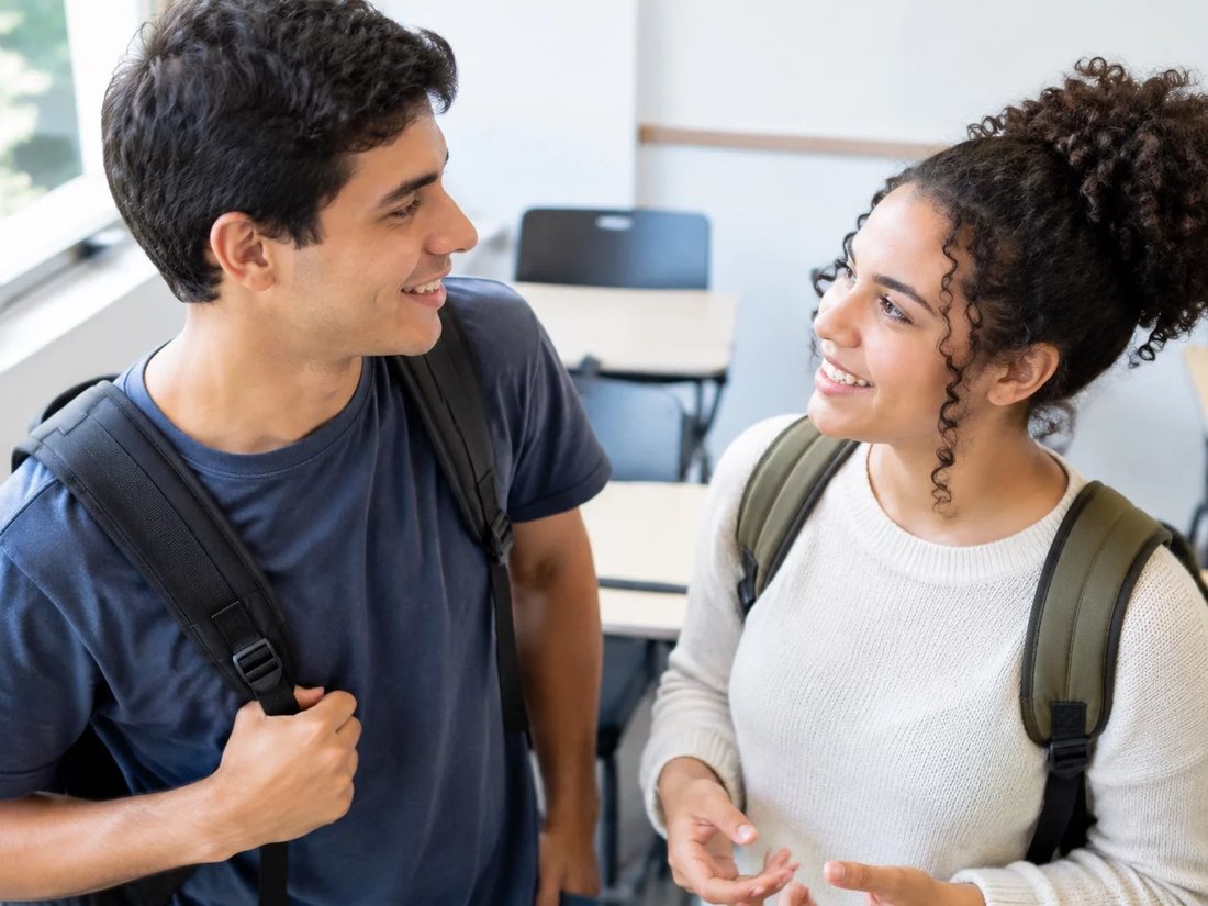 Grupo pequeno em volta de uma mesa comprida lendo teses impressas